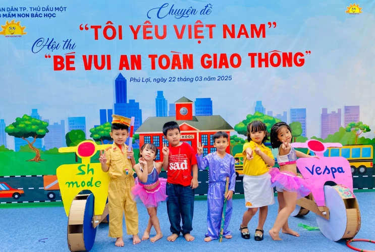 Trường mầm non Bác Học tổ chức Hội thi "Bé vui an toàn giao thông"