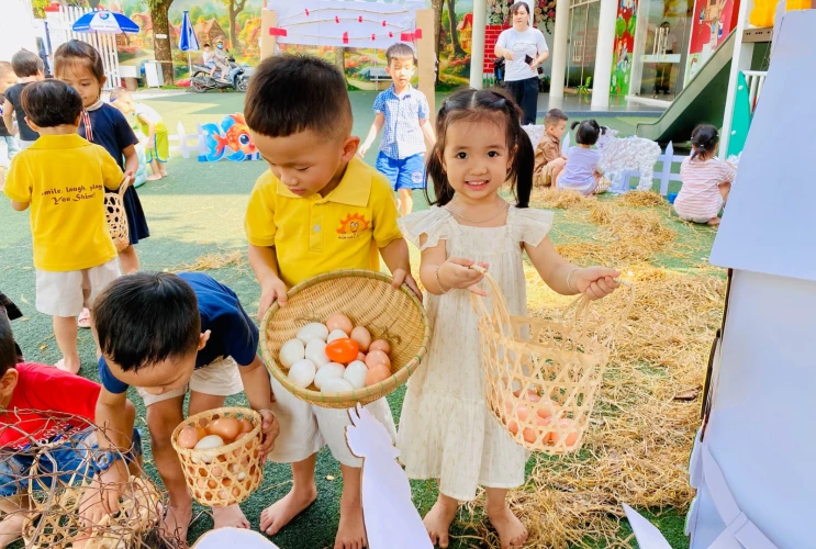 Bé khối Mầm trải nghiệm nông trại mini tại sân trường Mầm non Bác Học