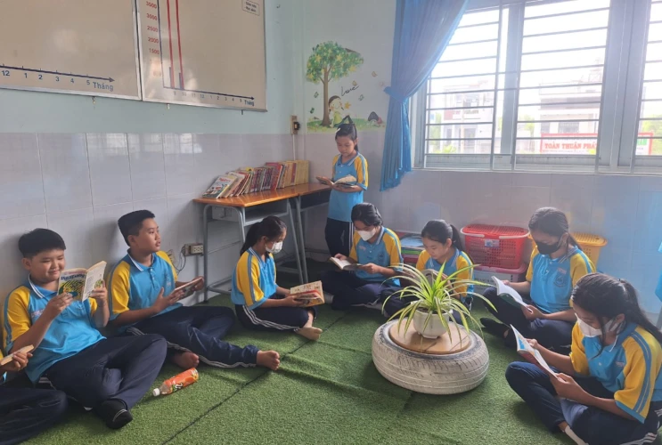 Tổ chức hoạt động đọc sách trong giờ ra chơi