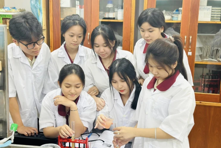 Học sinh Hệ Thống Giáo Dục Hoa Sen khám phá DNA qua thực hành sinh học