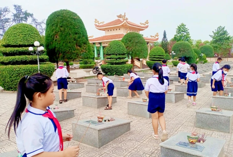 Tưởng niệm 70 năm chiến thắng Điện Biên Phủ: Liên đội trường Tiểu học Khánh Bình viếng nghĩa trang liệt sĩ Tân Uyên