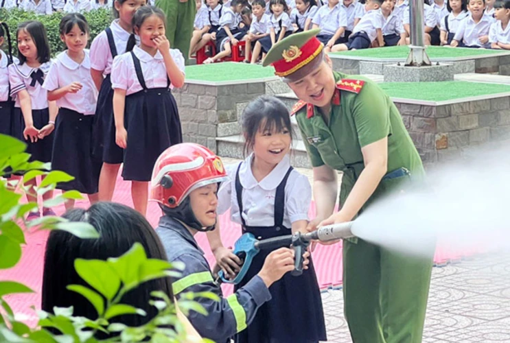 Triển khai Chuyên đề “ Chúng em tập làm chiến sĩ Cảnh sát PCCC”