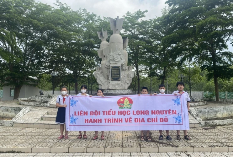 Liên Đội Trường Tiểu học Long Nguyên tham gia hành trình về địa chỉ đỏ