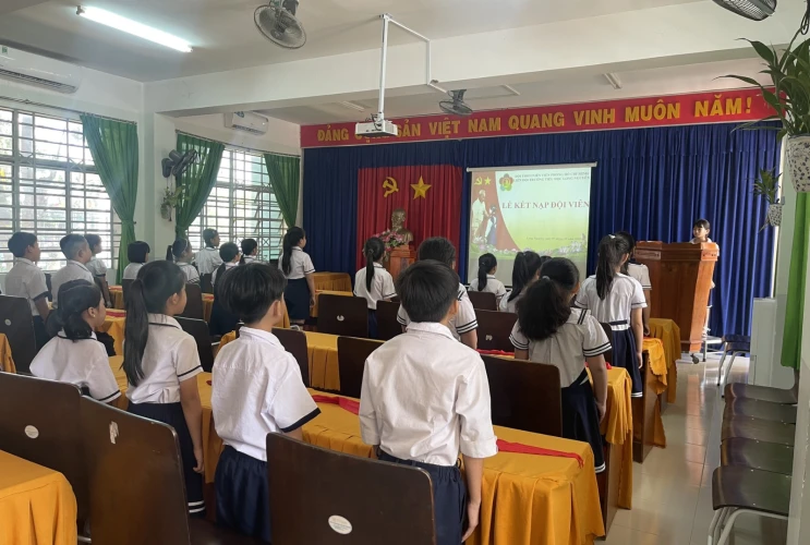 Liên Đội Trường Tiểu học Long Nguyên tổ chức Lễ kết nạp Đội viên