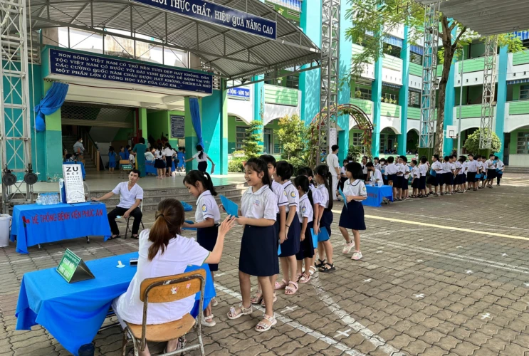 Trường Tiểu học Phú Hòa 3 tổ chức khám sức khỏe đầu năm học cho học sinh