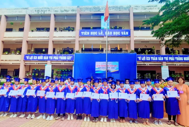 Lễ ra trường cho học sinh Lớp 5 niên khóa 2019-2024