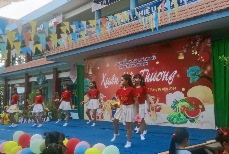 Chương trình "Xuân yêu thương" của trường Tiểu học Uyên Hưng