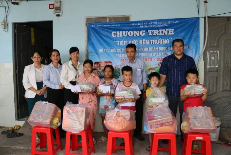 Chương trình "Tiếp sức đến trường" của Liên Đội trường Tiểu học Uyên Hưng