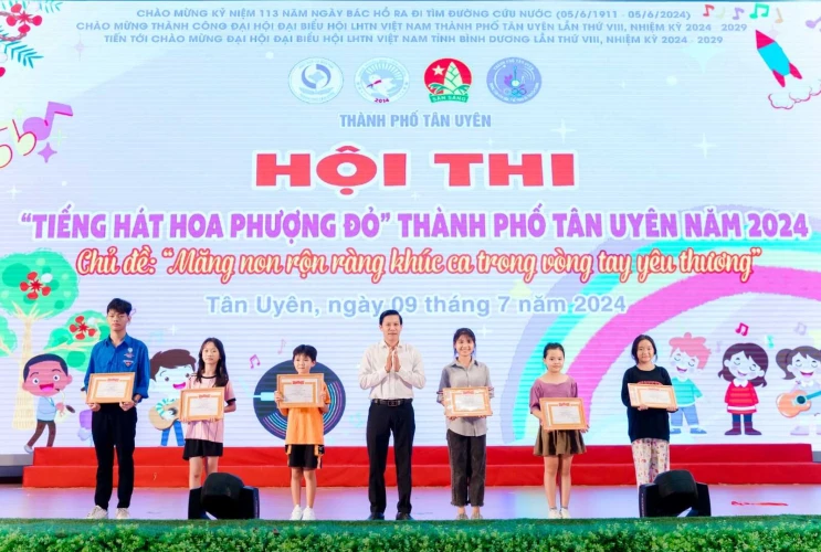 Sôi nổi Hội thi Tiếng hát Hoa Phượng Đỏ Thành phố Tân Uyên năm 2024