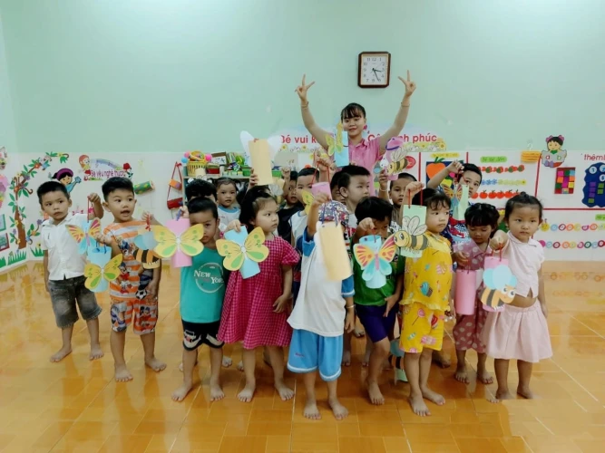 Các bé Lớp Chồi 1 hào hứng trải nghiệm làm lồng đèn và rước đèn Trung thu