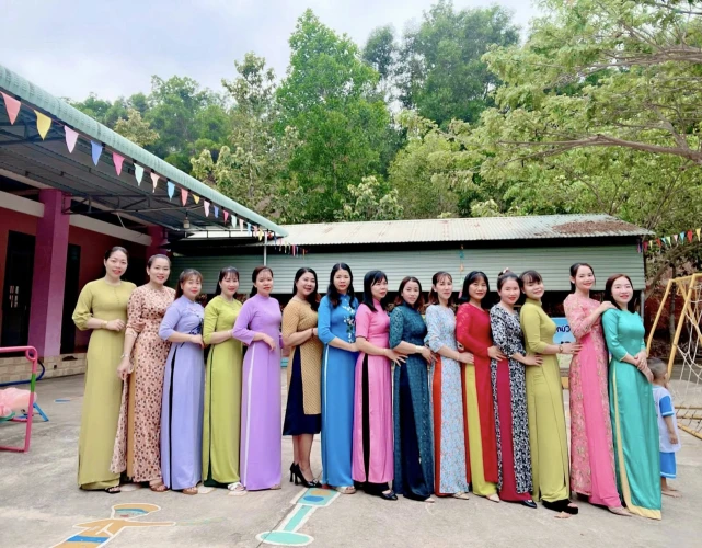 CĐCS Trường Mầm non Hoa Hồng tổ chức sôi nổi các hoạt động kỷ niệm ngày 8/3
