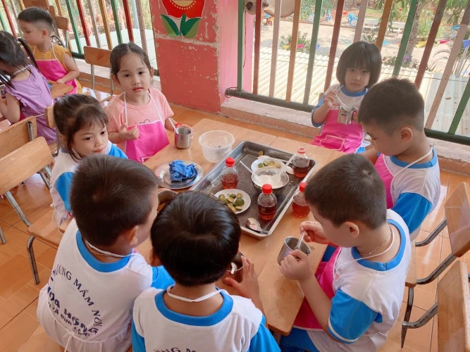 Bé Lớp Chồi 2 hào hứng pha trà tắc giải nhiệt ngày nóng
