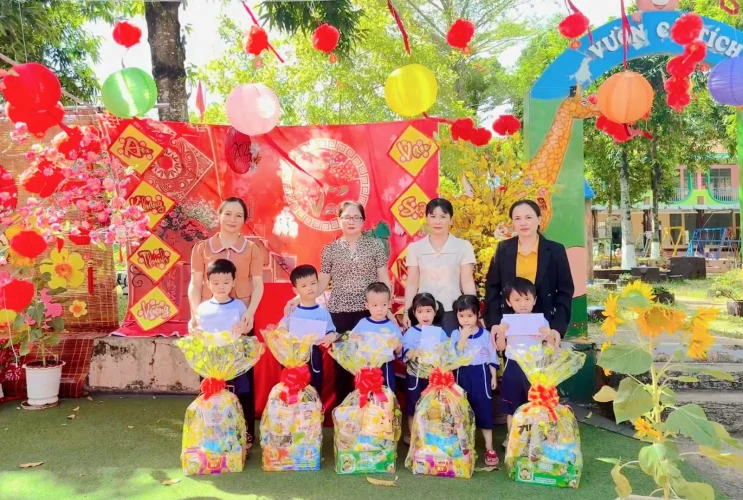 Nhà trường Mầm non Hoạ Mi tổ chức tặng quà tết cho hộ gia đình và cán bộ có hoàn cảnh khó khăn nhân dịp tết nguyên đán Ất tỵ 2025