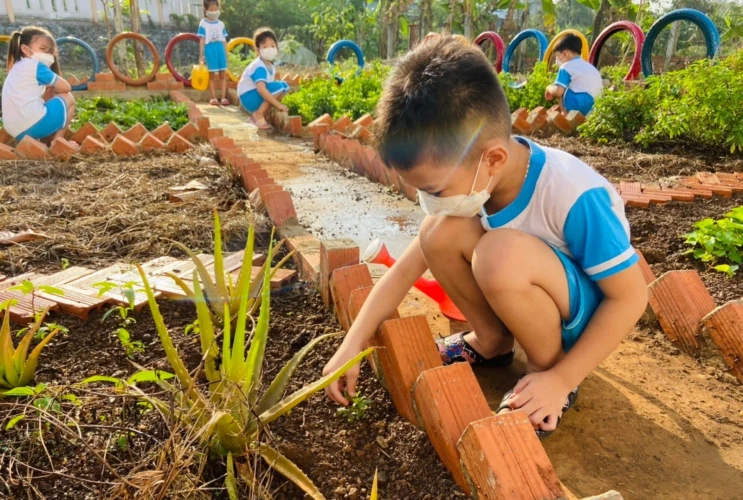 Bé chăm vườn rau