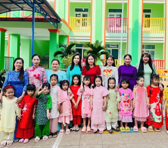 Cô trò Mầm non Thanh Phú hưởng ứng Tuần lễ Áo dài
