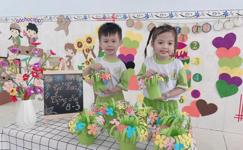 Bé trồng hoa tặng mẹ – Yêu thương ngập tràn nhân ngày 8/3