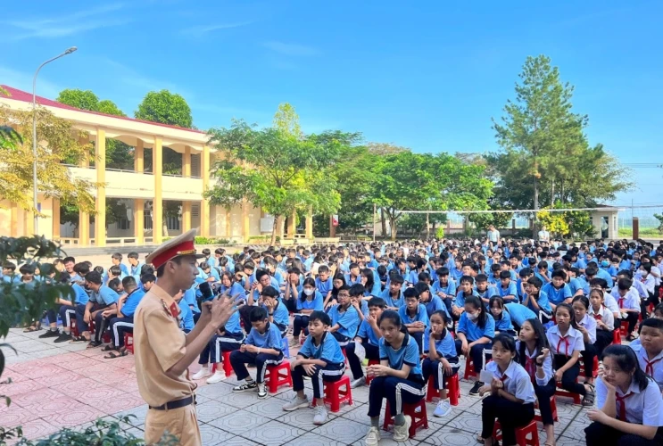 Tuyên truyền, phổ biến, giáo dục pháp luật về trật tự an toàn giao thông cho học sinh
