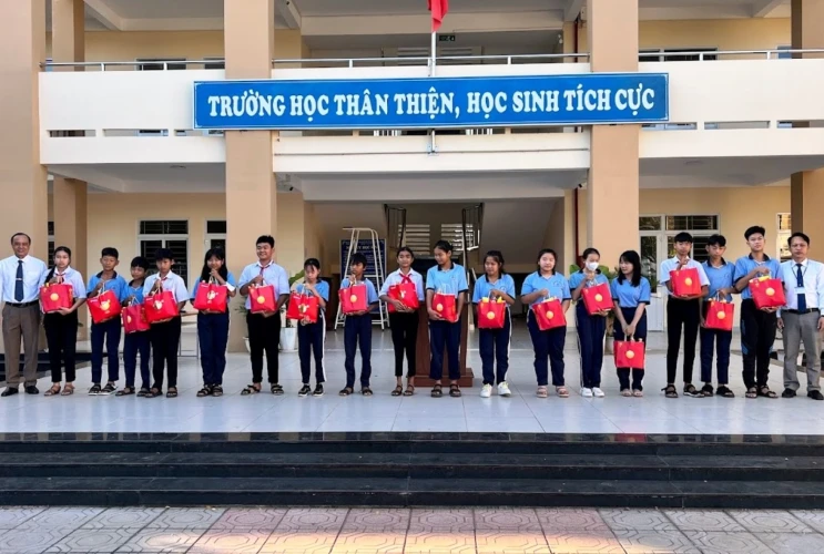 "Quà xuân tặng bạn" cho các bạn học sinh có hoàn cảnh khó khăn