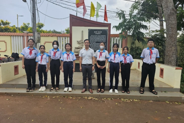 Chương trình “Đền ơn đáp nghĩa - Uống nước nhớ nguồn” của Liên đội THCS Lê Lợi