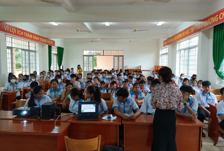 Sinh hoạt câu lạc bộ Tiếng Anh tại Trường THCS Lê Lợi