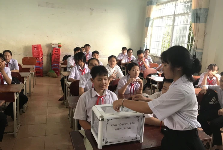 Liên Đội THCS Nguyễn Trường Tộ phát động phong trào "Ủng hộ miền Trung"