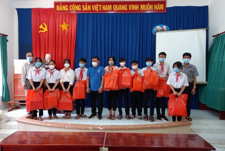 Tặng quà cho học sinh có khó khăn nhân dịp xuân về