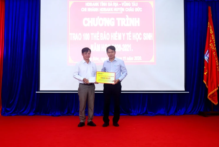 Chương trình trao tặng 100 thẻ bảo hiểm y tế học sinh