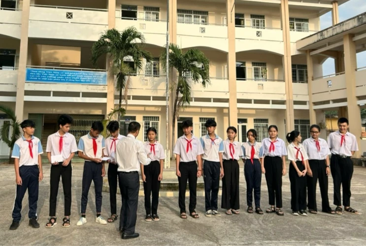 Khen thưởng học sinh đạt giải ở Hội Khỏe Phù Đổng cấp huyện