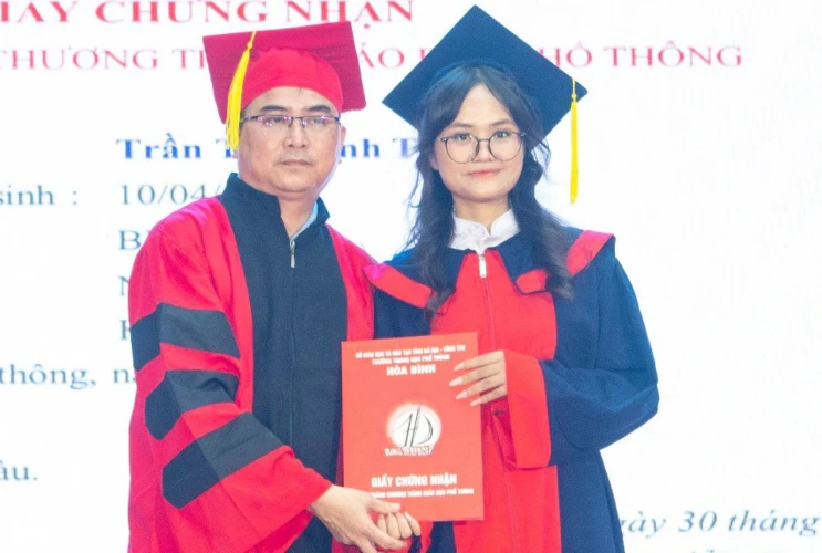 Trường THPT Hòa Bình Tổng kết năm học và Lễ trưởng thành cho học sinh lớp 12