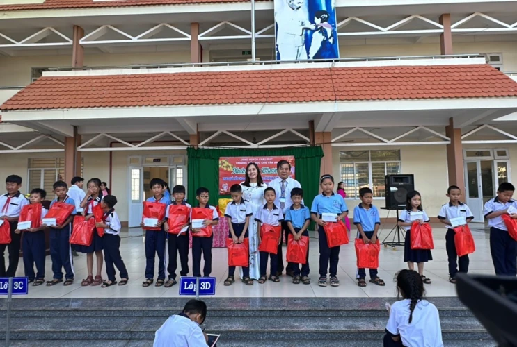 Phong trào nuôi heo đất mang mùa xuân đến với học sinh khó khăn