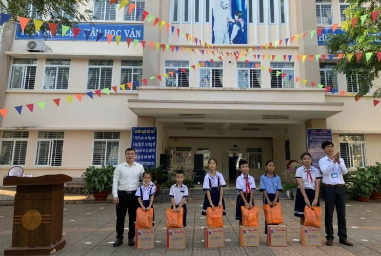 Liên đội TH Kim Đồng tặng quà Tết cho học sinh khó khăn