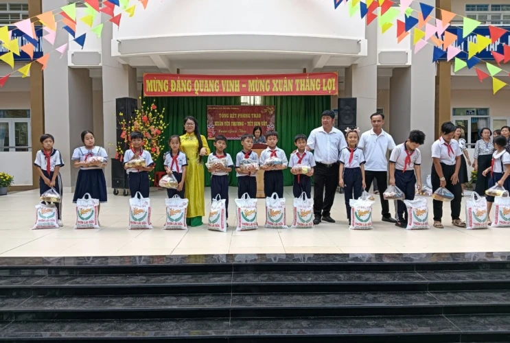 Trường TH Nghĩa Thành tổ chức trao quà "Xuân yêu thương - Tết sum vầy"