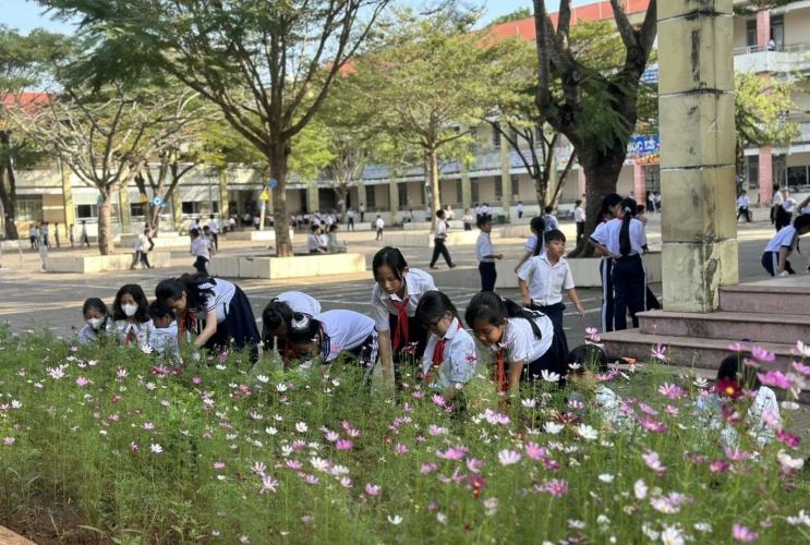 Công trình măng non "Bồn hoa em chăm"