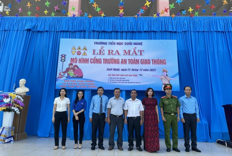 Lễ ra mắt mô hình "Cổng trường an toàn giao thông"
