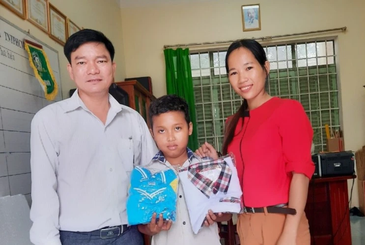 Tặng quà cho học sinh dân tộc Chơ-ro