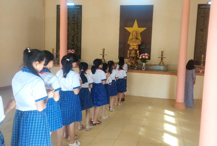 Dâng hương tưởng niệm tại Tượng đài chiến thắng Tầm Pó