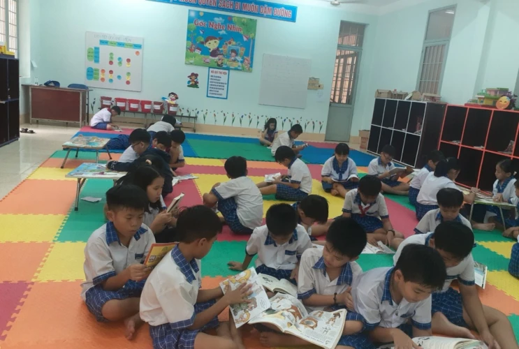 Hoạt động đọc báo đội trong giờ ra chơi của Trường TH Trần Quốc Tuấn