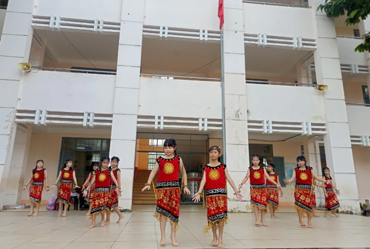 Sân khấu hóa giờ chào cờ ở Trường TH Trần Quốc Tuấn