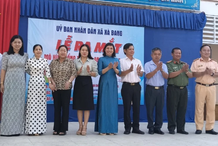 Trường TH Trần Quốc Tuấn thực hiện hoạt động" Cổng trường em an toàn"