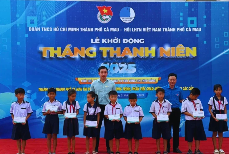 Hội đồng Đội TP. Cà Mau hỗ trợ thiếu nhi có hoàn cảnh khó khăn đến trường