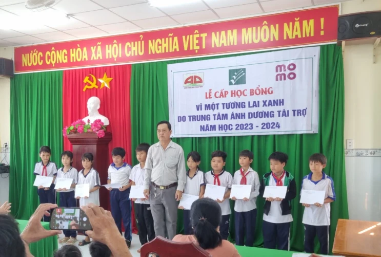 Trao học bổng "Thắp sáng ước mơ"