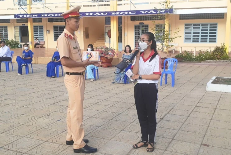 Phối hợp với Công an đẩy mạnh tuyên truyền Pháp luật an toàn giao thông trong nhà trường