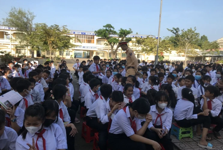 Phối hợp công an huyện Long Mỹ tuyên truyền ATGT