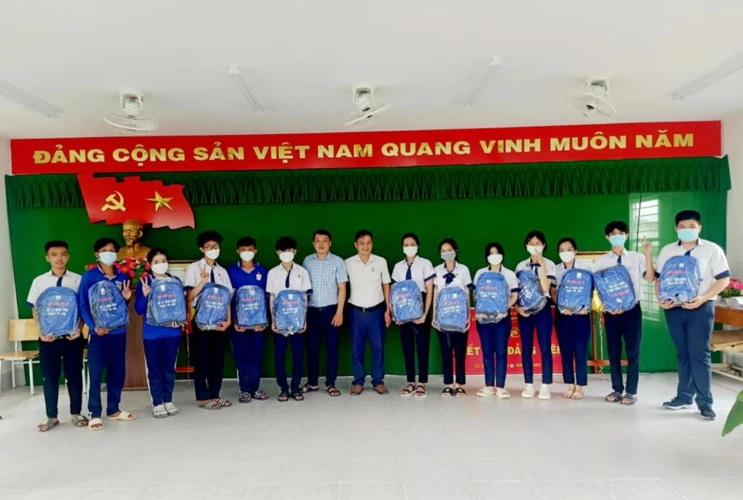 Trao 20 balo cho học sinh họ Lê học giỏi trước năm học mới