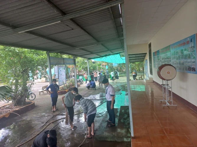 Tập thể lớp 11a1 thực hiện hoạt động lao động tình nguyện đầu tiên trong năm học 2022-2023