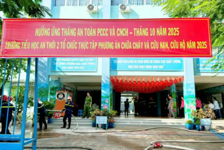 Trường Tiểu học An Thới 2 phối hợp với Công an thành phố Cần Thơ - Phòng Cảnh sát PCCC và CNCH tổ chức thực tập phương án chữa cháy và cứu nạn, cứu hộ năm 2025