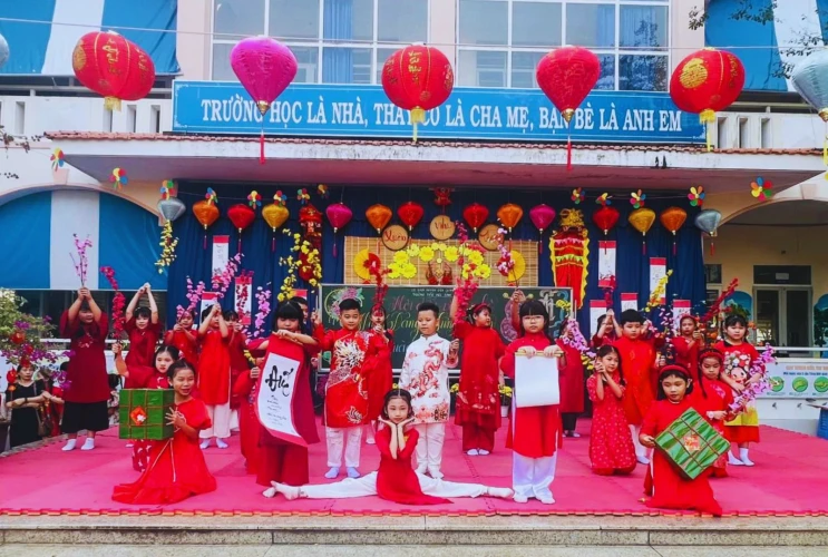 Biểu diễn văn nghệ "Mừng Đảng - Mừng Xuân" và trao quà cho học sinh khó khăn