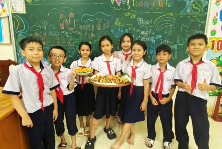 Hào hứng với hoạt động trải nghiệm “Em học làm chả giò”