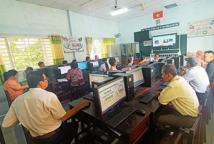 Buổi tập huấn Thư viện số tại trường Tiểu học Thạnh Mỹ