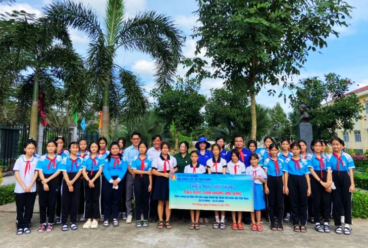 Thiếu nhi TH Thới Hưng 2 theo bước chân những anh hùng